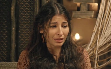 Juliana Xavier caracterizada como Tamar em cena de Gênesis: atriz tem feição de tristeza