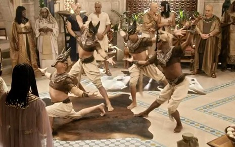 Homens com máscaras foram círculo em cena de dança na novela Gênesis