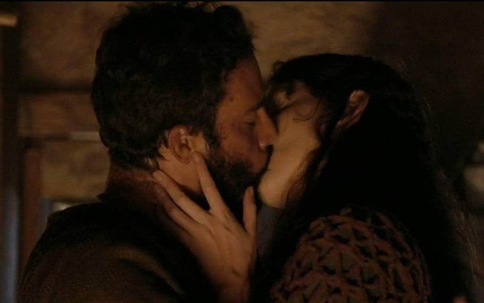 Thiago Rodrigues e Rhaisa Batista se beijam em cena de Gênesis