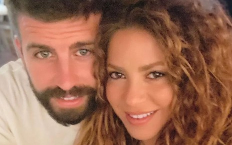 O jogador de futebol Gerar Piqué e a cantora Shakira; eles estão abraçados, um ao lado do outro, em uma selfie publicada no Instagram
