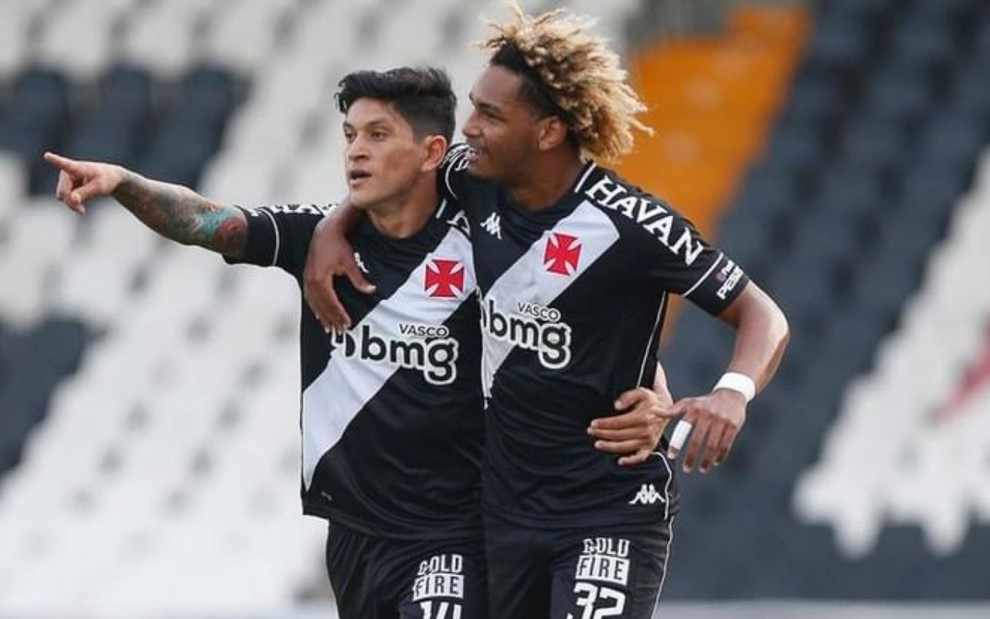 Imagem de Germán Cano e Matheus Nunes durante jogo do Vasco