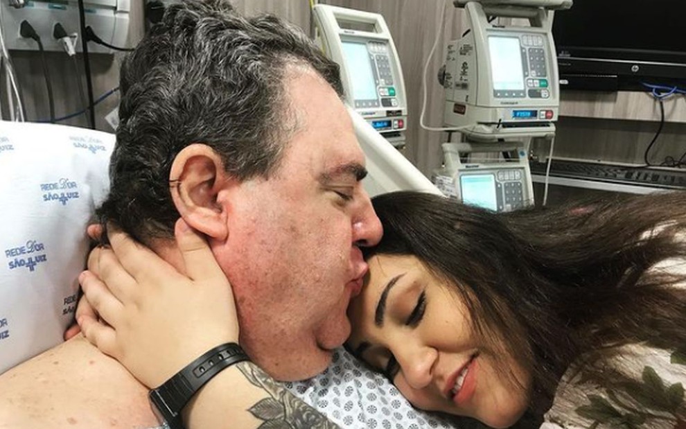 Gerson Brenner na cama de hospital beijando a testa da filha Vitória Brenner