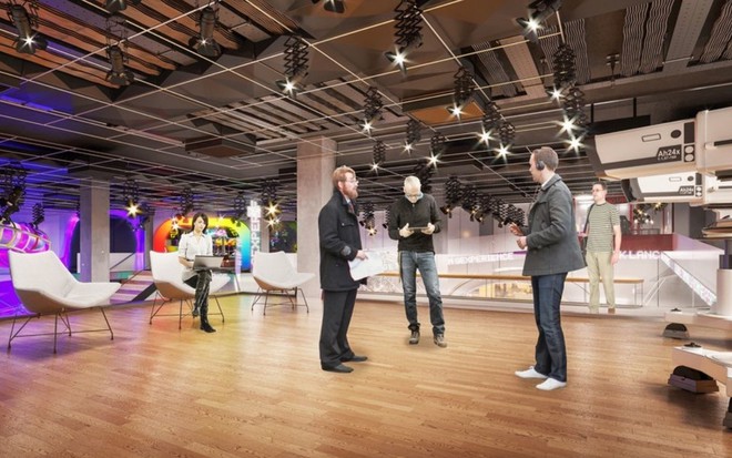 Imagem do projeto do estúdio de vidro do Gexperience mostra três pessoas conversando na frente de uma câmera de TV