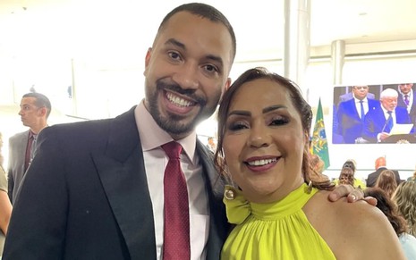 Gil do Vigor está abraçado com sua mãe, Jacira Santana