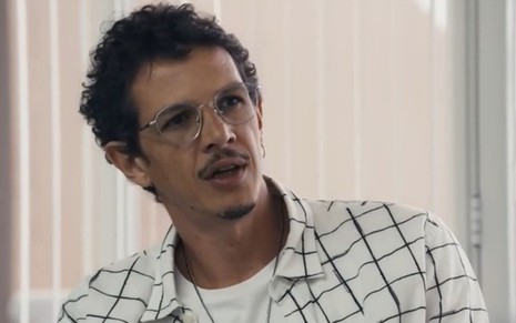 Rafael Losso com expressão séria em cena como Gil na novela Travessia