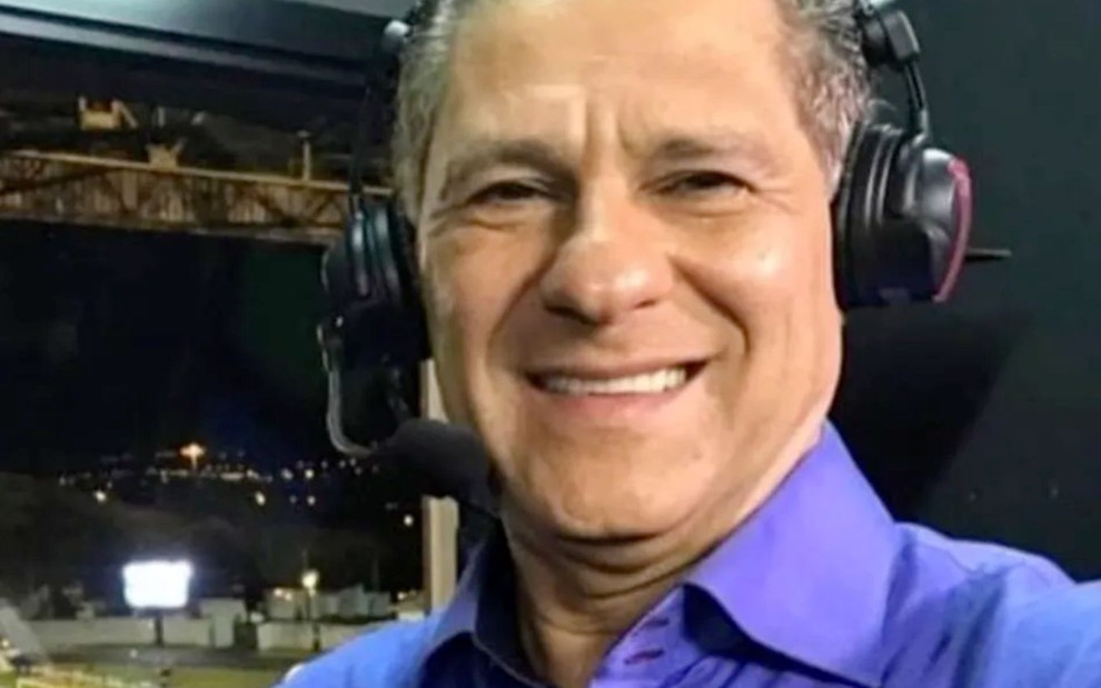 O jornalista Gil Rocha na cabine de narração de um estádio