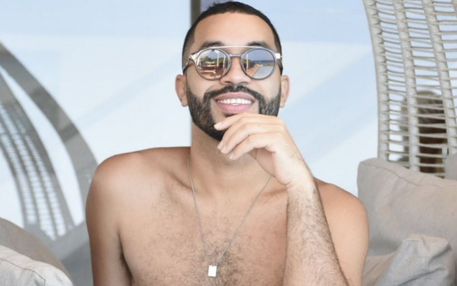 Imagem de Gilberto Nogueira com óculos escuros e sem camisa em Fernando de Noronha
