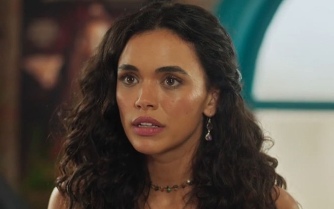 Giovana Cordeiro com cabelos longos e expressão séria em cena como Luna na novela Fuzuê