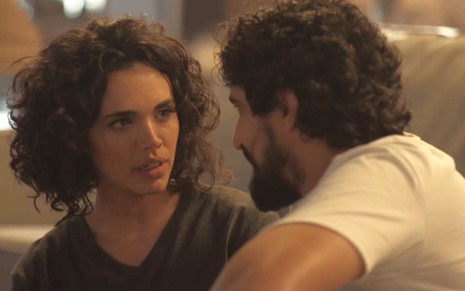 Xaviera (Giovana Cordeiro) encara Tertulinho (Renato Góes) em cena da novela Mar do Sertão