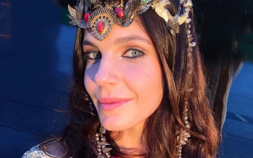 Giovana Echeverria sorri e está caracterizada como Kíria de Gênesis em foto publicada no Instagram