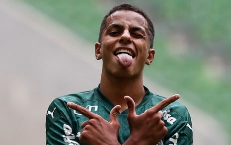 Giovani do Palmeiras faz uma careta após fazer um gol no Brasileirão pelo clube alviverde