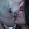 Giovanna (Agatha Moreira) e Angel (Camila Queiroz) se beijam em cena de Verdades Secretas 2