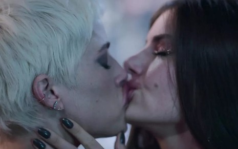 Giovanna (Agatha Moreira) e Angel (Camila Queiroz) se beijam em cena de Verdades Secretas 2