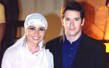 Giovanna Antonelli de véu e interpretando Jade, e Murilo Benício com um terno e blusa azul, como Lucas, ambos de O Clone