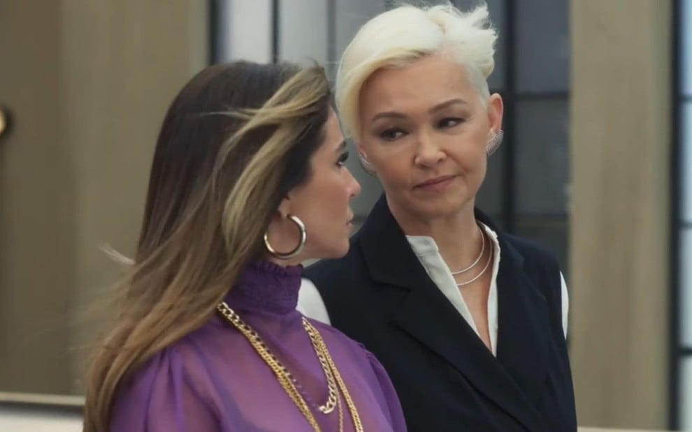 Paula (Giovanna Antonelli) conversa com Carmem (Julia Lemmertz) em cena da novela Quanto Mais Vida, Melhor