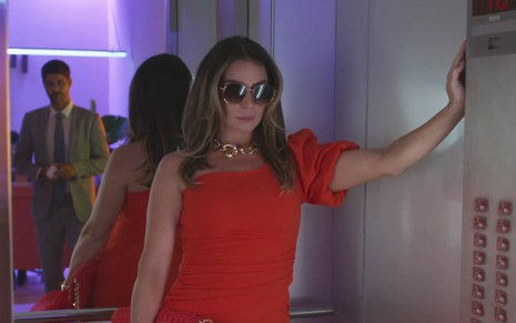 Atriz Giovanna Antonelli surge de óculos escuros em cena de Quanto Mais Vida, Melhor!