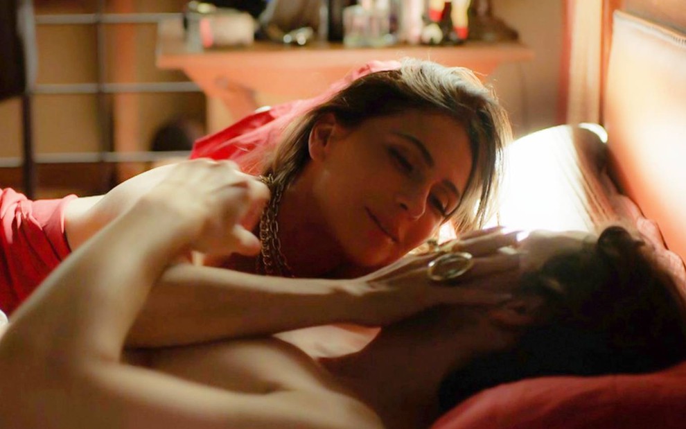 Atriz Giovanna Antonelli surge na cama ao lado de Vladimir Brichta em cena de Quanto Mais Vida, Melhor