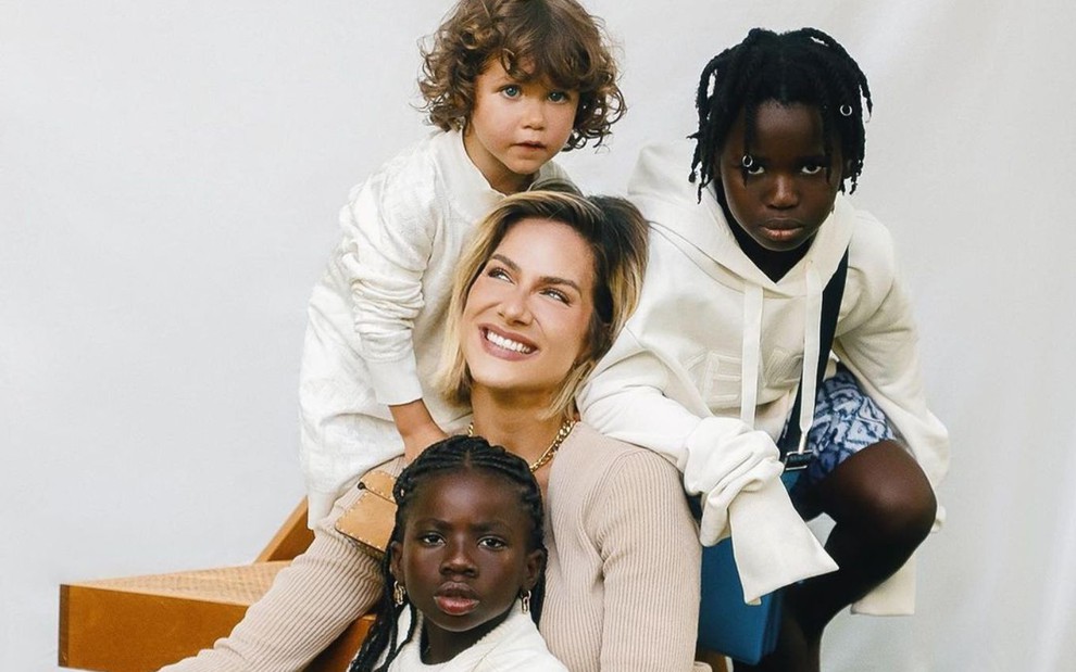 Giovanna Ewbank com os filhos Zayn, Titi e Bless