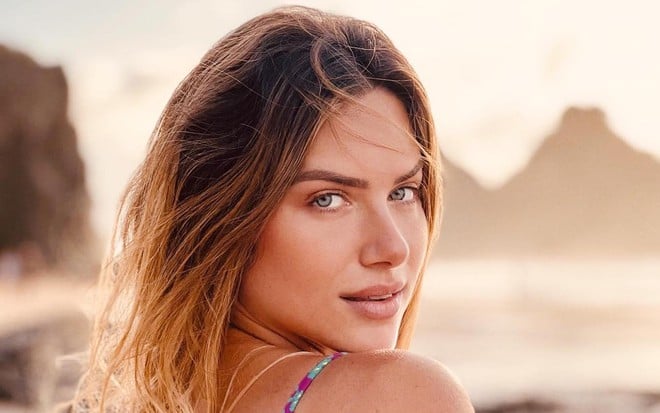 Giovanna Ewbank sensualiza na praia em foto publicada em seu Instagram