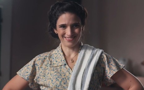 Roberta Gualda com expressão feliz em cena como Giovanna na novela Além da Ilusão