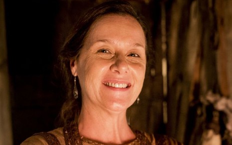 Gisela Reimann com um sorriso nas gravações da novela Gênesis, da Record, em 2021