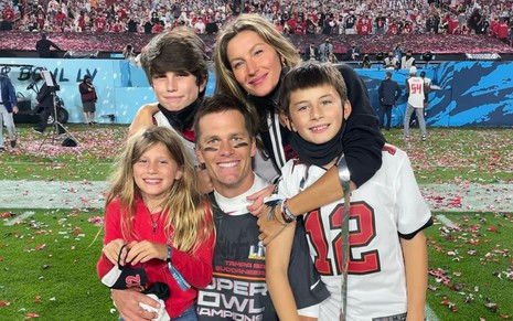 Gisele Bündchen em campo de futebol com o marido, Tom Brady, e os filhos