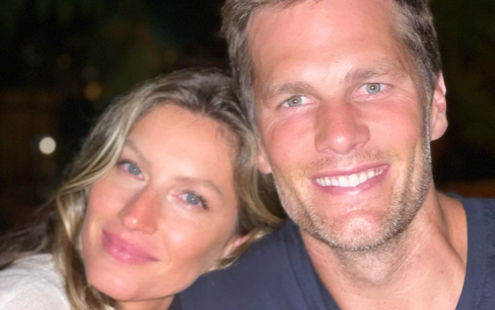 Gisele Bündchen e Tom Brady estão abraçados e sorridentes