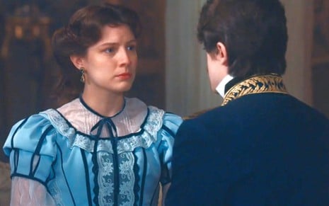 Com expressão de raiva, Isabel (Giulia Gayoso) encara Gastão (Daniel Torres) em cena da novela Nos Tempos do Imperador