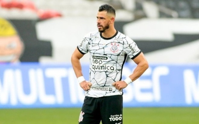 Jogador Giuliano vestindo primeiro uniforme do Corinthians durante partida pelo Campeonato Brasileiro 2021