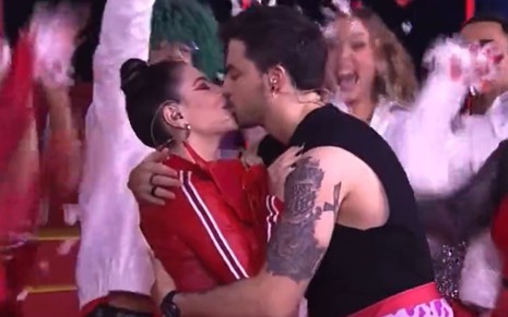 Gkay e Felipe Neto se beijam