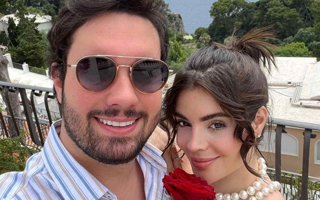 GKay ao lado do namorado, o empresário Marco Túlio, durante viagem do casal pela Itália; ela segura rosa vermelha