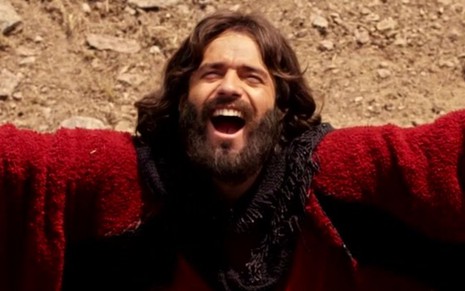Guilherme Winter grava cena sorrindo, como Moisés em A Bíblia
