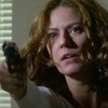 Patricia Pillar aponta uma arma para alguém fora da imagem e faz uma expressão de desdém em cena da novela A Favorita, da TV Globo