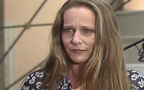 Lucinha Lins tem os cabelos loiros e longos; ela encara Christiane Torloni --fora do quadro-- em cena de A Viagem (1994)