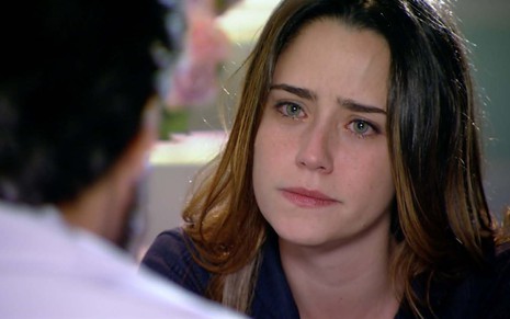 A atriz Fernanda Vasconcellos como Ana está com expressão de choro em um consultório médico em cena de A Vida da Gente