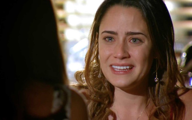 Com lágrimas nos olhos e expressão de alegria, a atriz Fernanda Vasconcellos está caracterizada como Ana em cena de A Vida da Gente