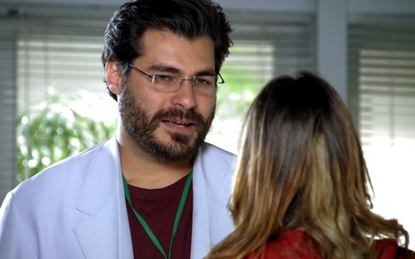 Thiago Lacerda grava vestido como médico e conversando com Fernanda Vasconcellos como Lúcio e Ana de A Vida da Gente