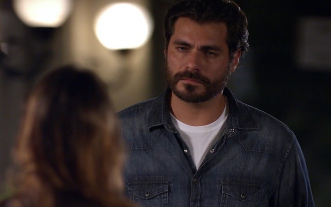 Thiago Lacerda grava com camisa jeans e expressão séria como Lúcio de A Vida da Gente