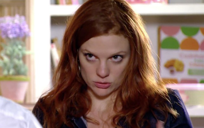 A personagem Nanda (Maria Eduarda de Carvalho) olha sério em cena da novela A Vida da Gente