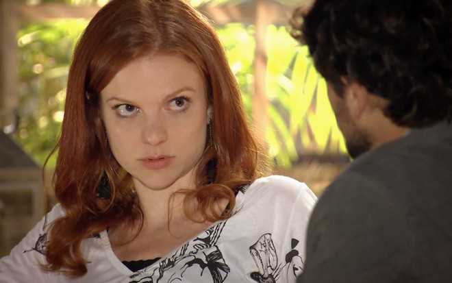 A atriz Maria Eduarda de Carvalho caracterizada como a Nanda em cena de A Vida da Gente