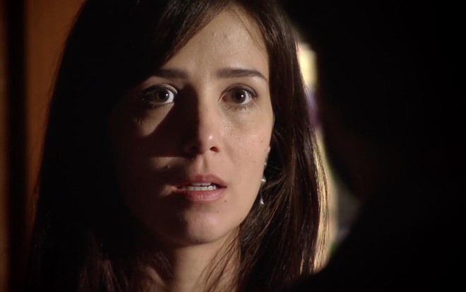 A atriz Marjorie Estiano está caracterizada como Manuela, em um close no rosto com expressão de surpresa, em uma cena noturna de A Vida da Gente