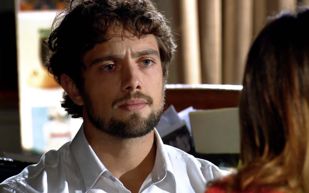 O ator Rafael Cardoso, com expressão severa, está caracterizado como Rodrigo em cena de A Vida da Gente