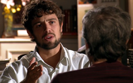 Rafael Cardoso grava de camisa branca e lágrimas nos olhos em conversa com Leonardo Medeiros como Rodrigo e Lourenço, respectivamente