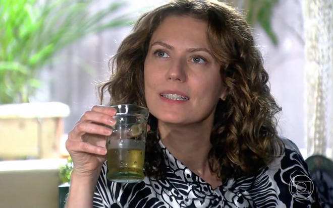 Patricia Pillar grava cena como Flora em A Favorita