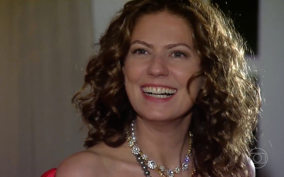 Flora (Patricia Pillar) sorridente em cena de A Favorita, novela da Globo