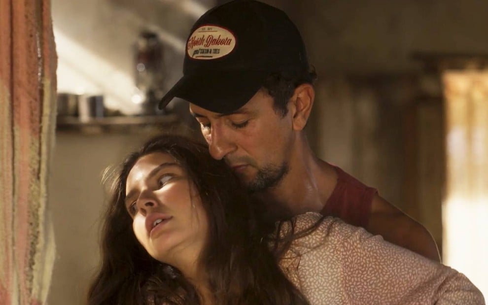 Ator Irandhir Santos abraça Alanis Guillen por trás em cena de Pantanal, novela das nove da Globo