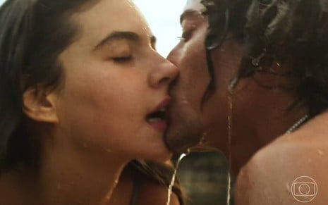 Atriz Alanis Guillen beija Jesuita Barbosa em cena de Pantanal