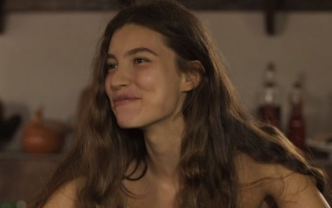 Juma (Alanis Guillen) sorri em cena de Pantanal, novela das nove da Globo