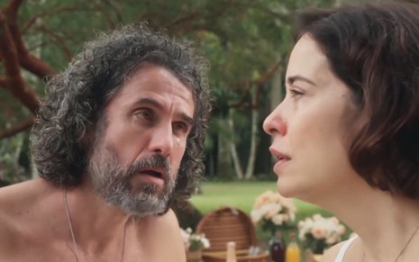 Leônidas (Eriberto Leão) chora junto com Heloísa (Paloma Duarte) em cena de Além da Ilusão, novela das seis da Globo
