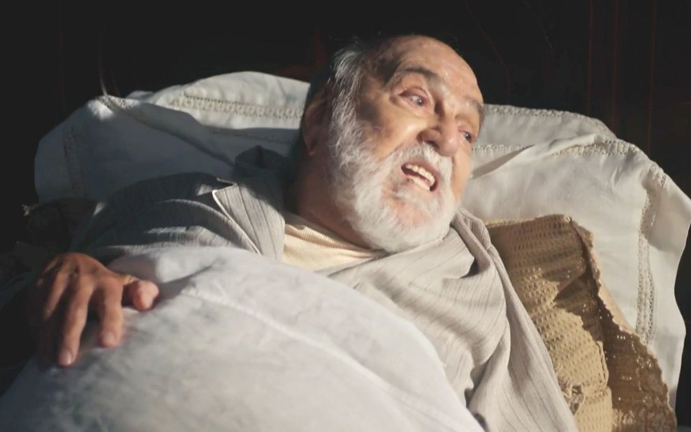 Lima Duarte em cena de Além da Ilusão: ator está na cama e olha com preocupação para alguém fora do quadro